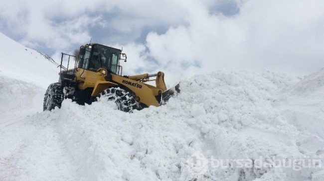 Çığ altında kalan operatörü arkadaşları kurtardı