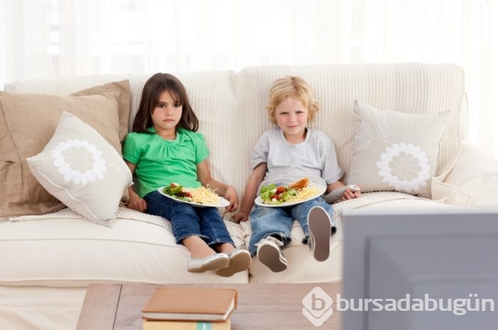 Çocuğunuza yemek yedirirken bunları yapmayın