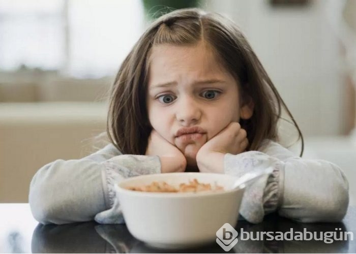 Çocuğunuza yemek yedirirken bunları yapmayın