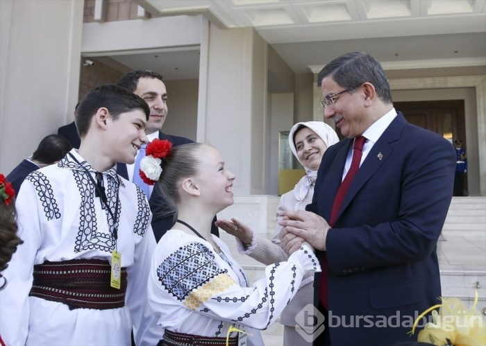 Davutoğlu, çocuklarla bir araya geldi