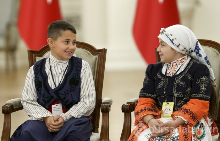 Davutoğlu, çocuklarla bir araya geldi