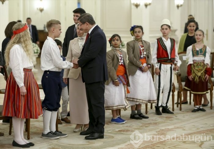 Davutoğlu, çocuklarla bir araya geldi