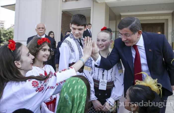 Davutoğlu, çocuklarla bir araya geldi