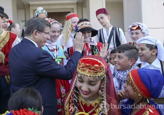 Davutoğlu, çocuklarla bir araya geldi