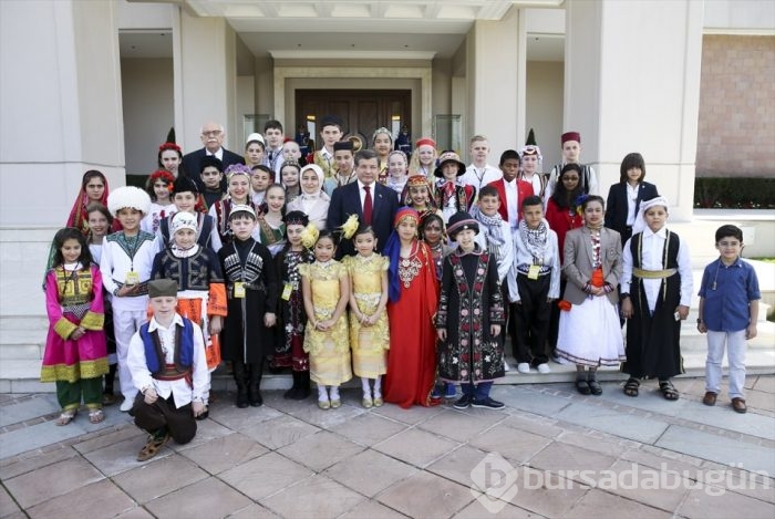 Davutoğlu, çocuklarla bir araya geldi