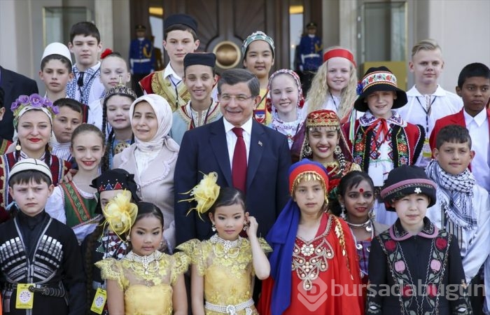 Davutoğlu, çocuklarla bir araya geldi