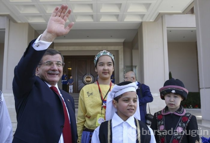 Davutoğlu, çocuklarla bir araya geldi