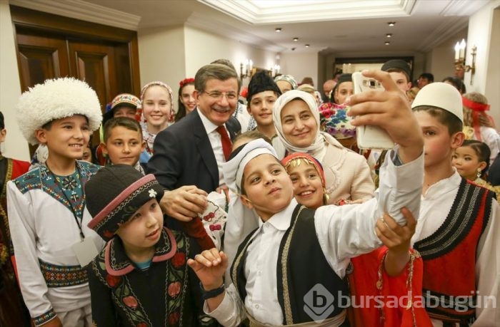 Davutoğlu, çocuklarla bir araya geldi