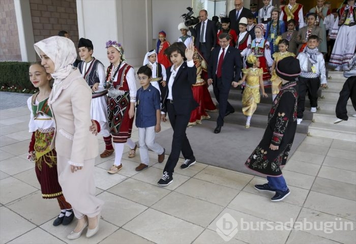 Davutoğlu, çocuklarla bir araya geldi