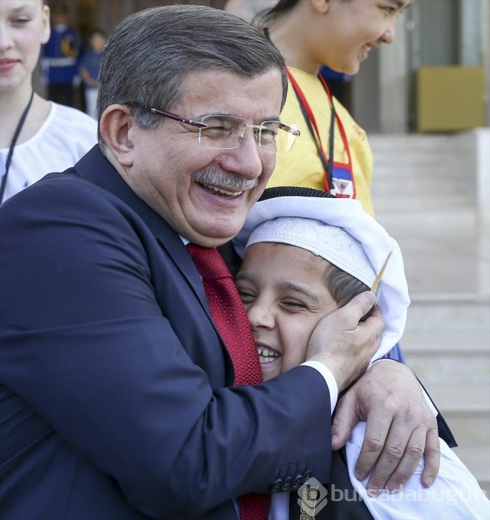 Davutoğlu, çocuklarla bir araya geldi