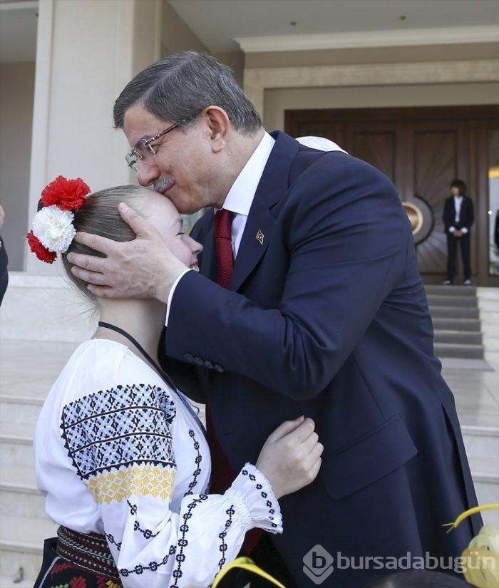 Davutoğlu, çocuklarla bir araya geldi