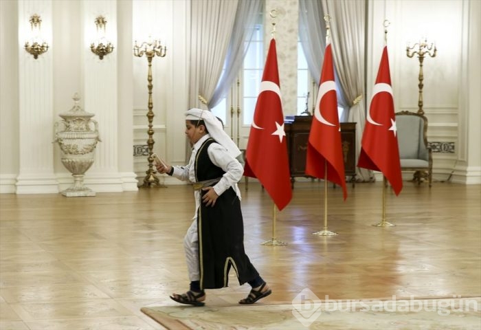Davutoğlu, çocuklarla bir araya geldi