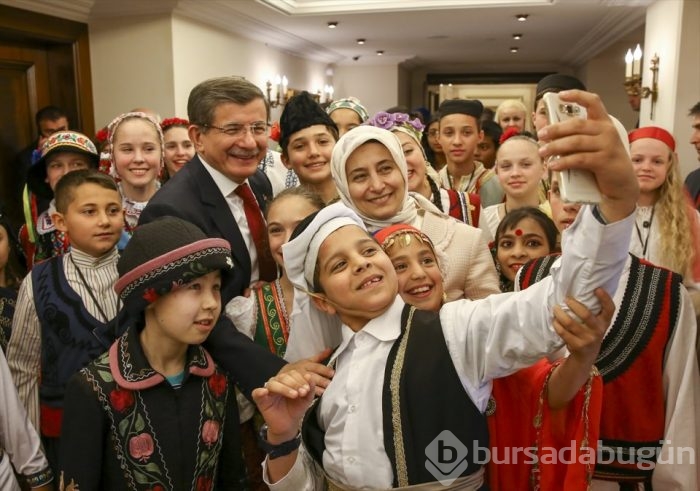 Davutoğlu, çocuklarla bir araya geldi