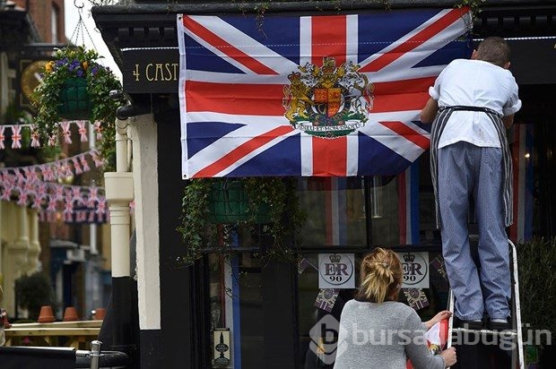 İngiltere Kraliçesi Elizabeth 90 yaşına girdi
