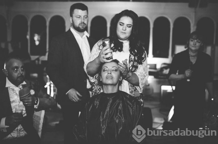 Düğün gününde saçlarını kazıttı
