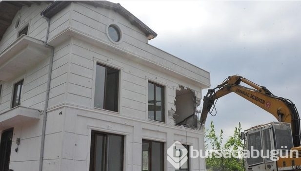 Kaçak lüks villa böyle yıkıldı