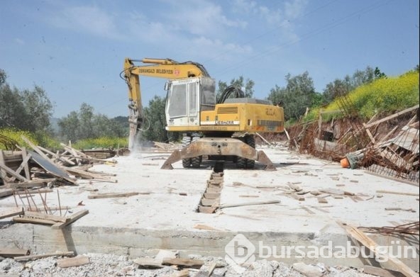 Kaçak lüks villa böyle yıkıldı