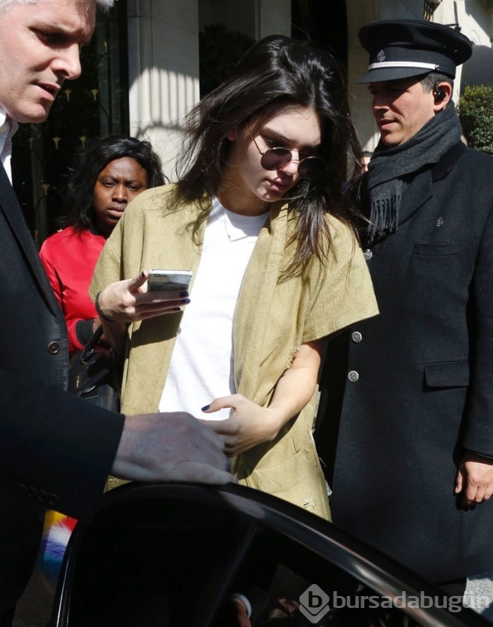 Güzel model Chanel'den vazgeçmiyor!	
