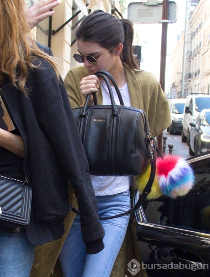 Güzel model Chanel'den vazgeçmiyor!	
