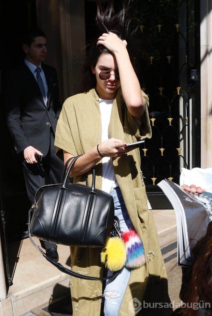 Güzel model Chanel'den vazgeçmiyor!	
