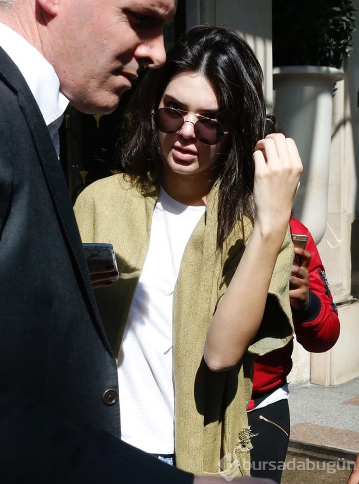 Güzel model Chanel'den vazgeçmiyor!	
