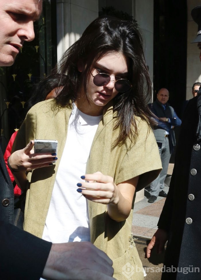 Güzel model Chanel'den vazgeçmiyor!	

