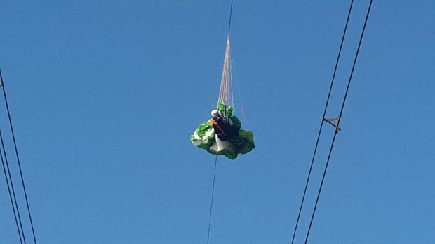 Paraşütçü, yüksek gerilim tellerinde asılı kaldı
