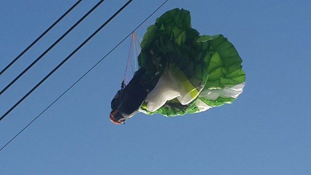 Paraşütçü, yüksek gerilim tellerinde asılı kaldı
