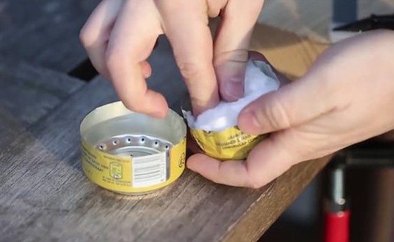 Çılgın deneycinin kola kutusundan yaptığına çok şaşıracaksınız...
