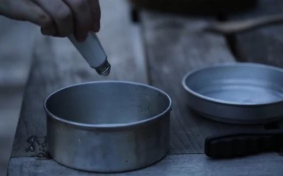 Çılgın deneycinin kola kutusundan yaptığına çok şaşıracaksınız...