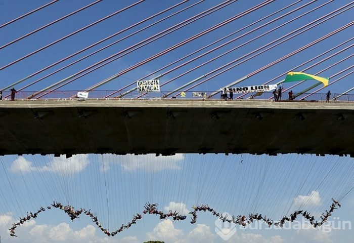 149 kişi aynı anda köprüden atladı

