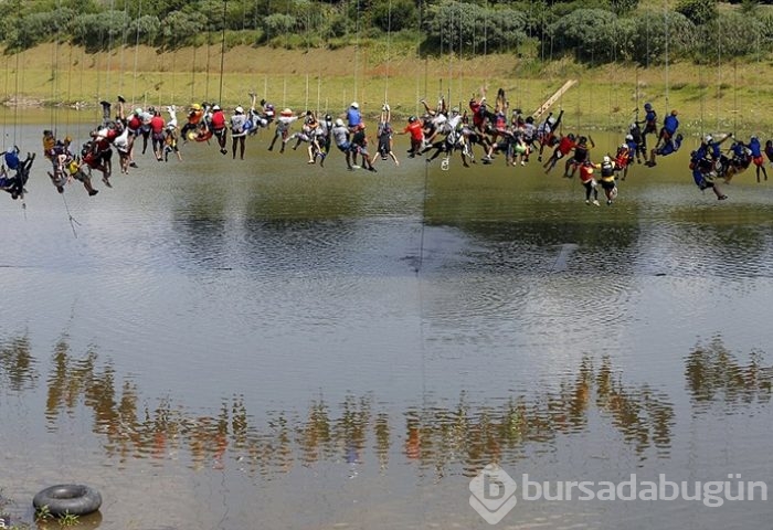 149 kişi aynı anda köprüden atladı
