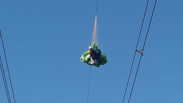 Yüksek gerilim tellerinde asılı kalan paraşütçü