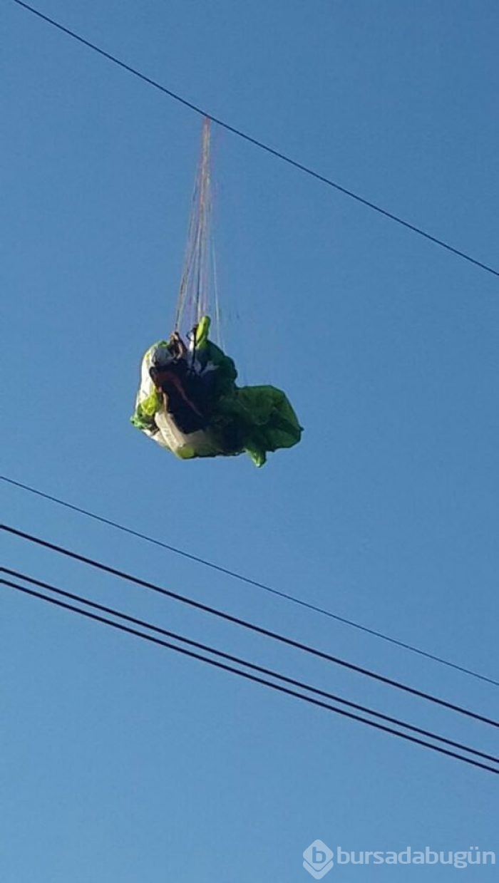 Yüksek gerilim tellerinde asılı kalan paraşütçü