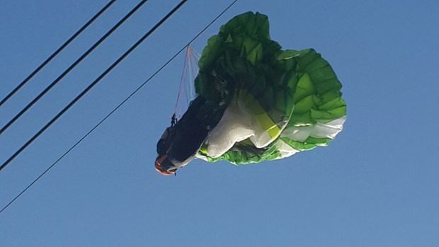 Yüksek gerilim tellerinde asılı kalan paraşütçü