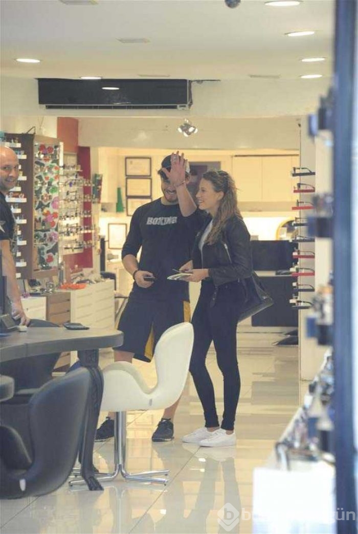 Serenay ile Kerem'in reklamı tartışılıyor