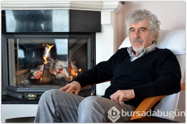 Emekli profesör  garson oldu