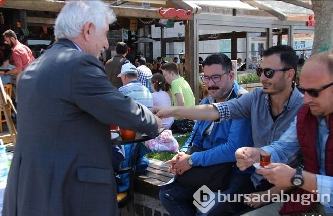 Emekli profesör  garson oldu