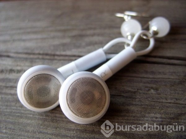Bu küpelerle hem müzik dinleyip hem de şık olabilirsiniz