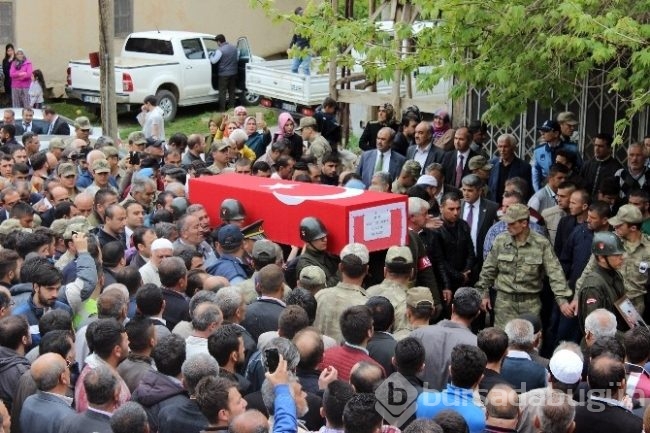 Şehidin amcası tabuta kurşun bıraktı