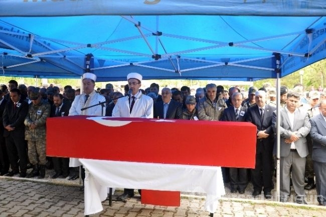 Şehidin amcası tabuta kurşun bıraktı