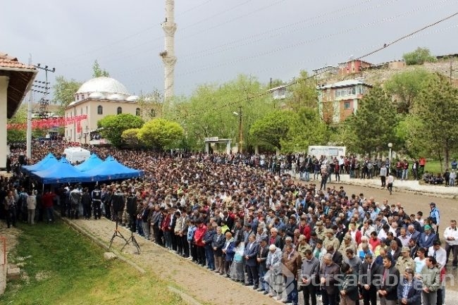 Şehidin amcası tabuta kurşun bıraktı