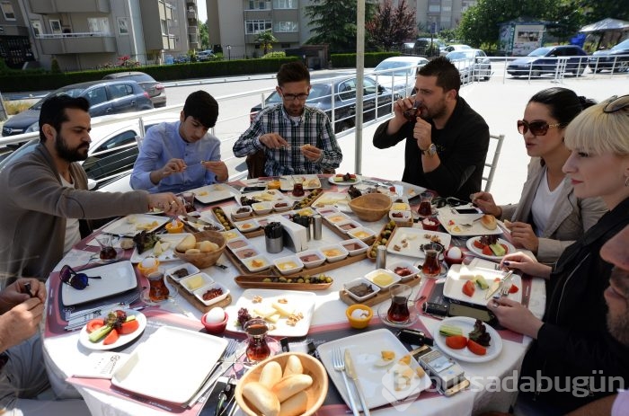 Essi Tuna basın mensuplarını kahvaltıda ağırladı...