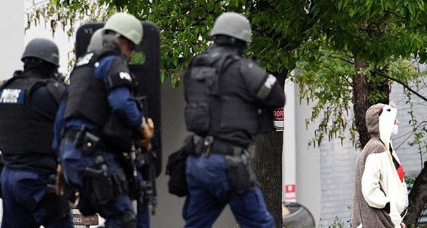 Hayvan kostümlü bombacıyı polis vurdu