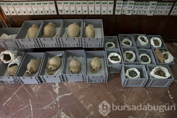 Su borularını tamir eden işçiler 600 kilo altın buldu

