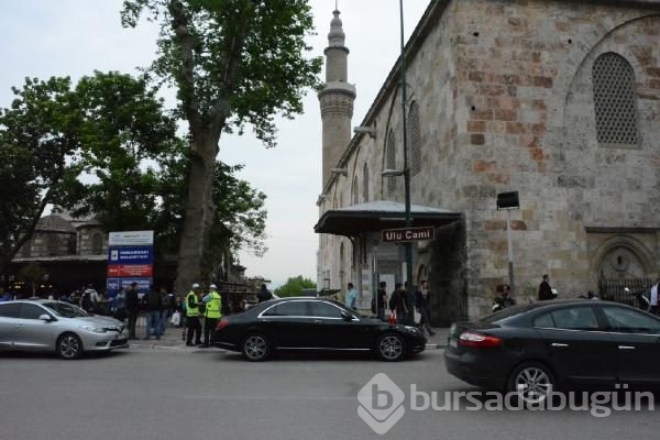 Bursa Ulu Cami'ye cuma namazında vatandaşlar akın etti

