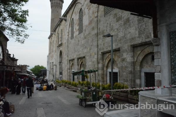 Bursa Ulu Cami'ye cuma namazında vatandaşlar akın etti

