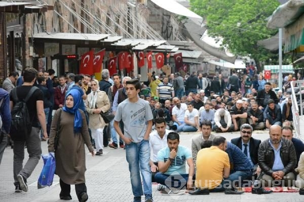 Bursa Ulu Cami'ye cuma namazında vatandaşlar akın etti
