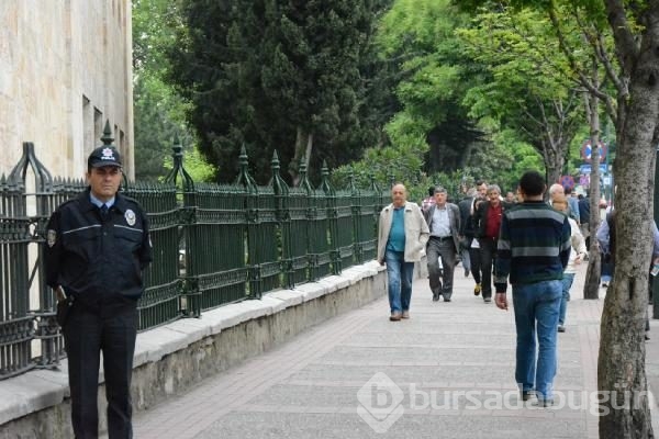 Bursa Ulu Cami'ye cuma namazında vatandaşlar akın etti
