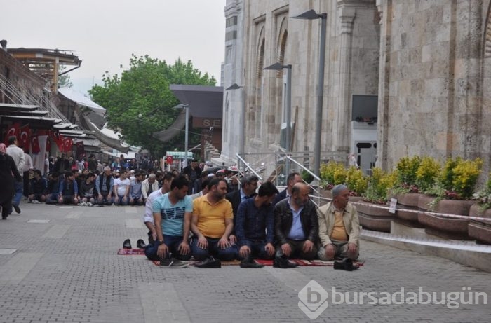 Bursa Ulu Cami'ye cuma namazında vatandaşlar akın etti
